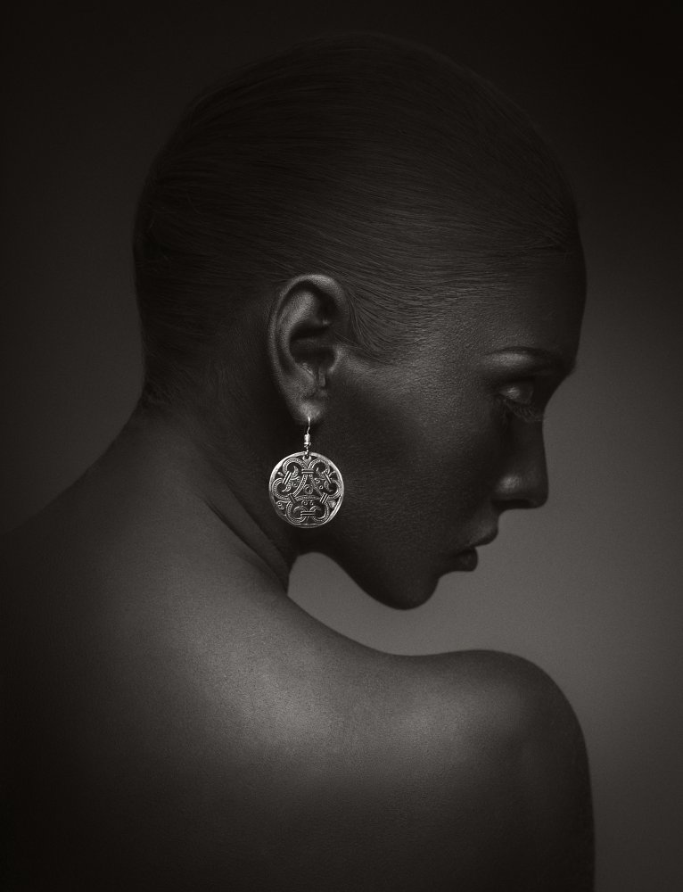 Model with an earring von Mark Nazarov