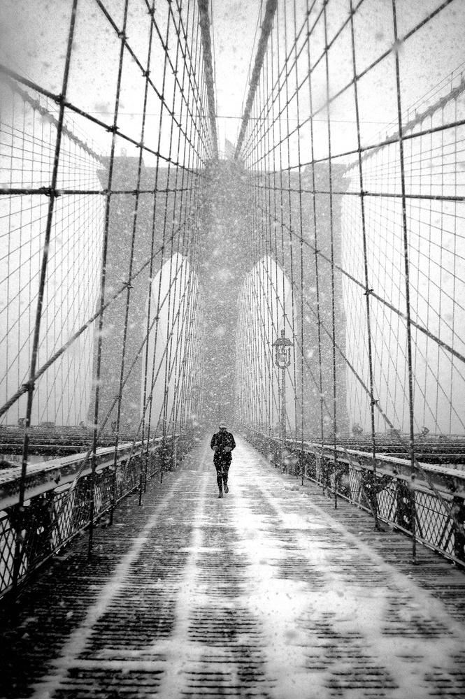 New York Walker in Blizzard - Brooklyn Bridge von Martin Froyda