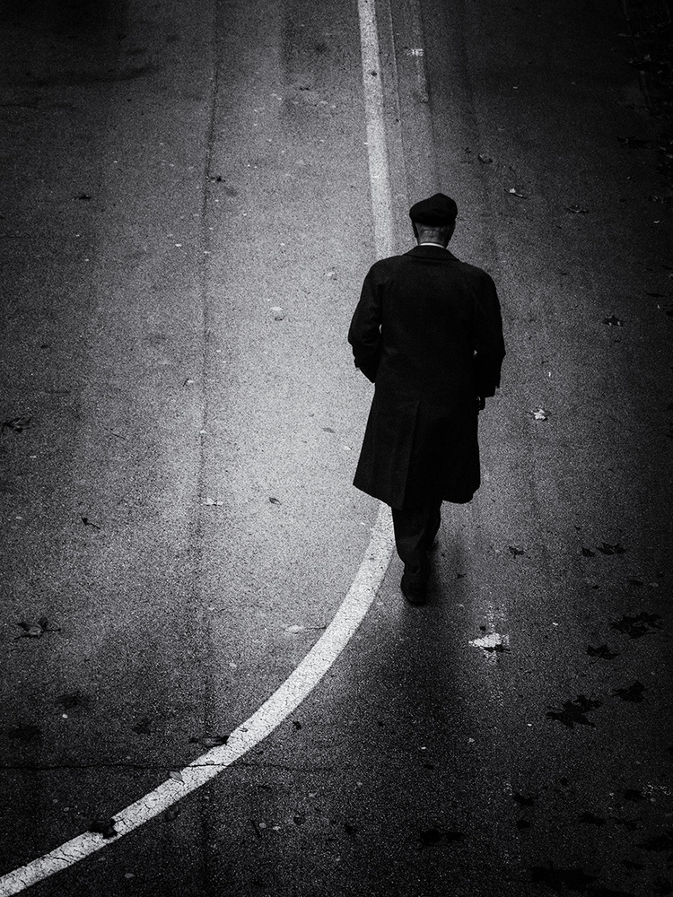 Uomo con ombrello 2 von Massimo Della Latta