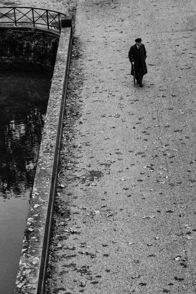 Uomo con ombrello von Massimo Della Latta