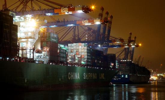 Schiffe im nächtlichen Hamburger Hafen von Maurizio Gambarini