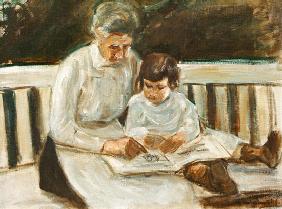 Enkelin und Kinderfrau auf der Gartenbank