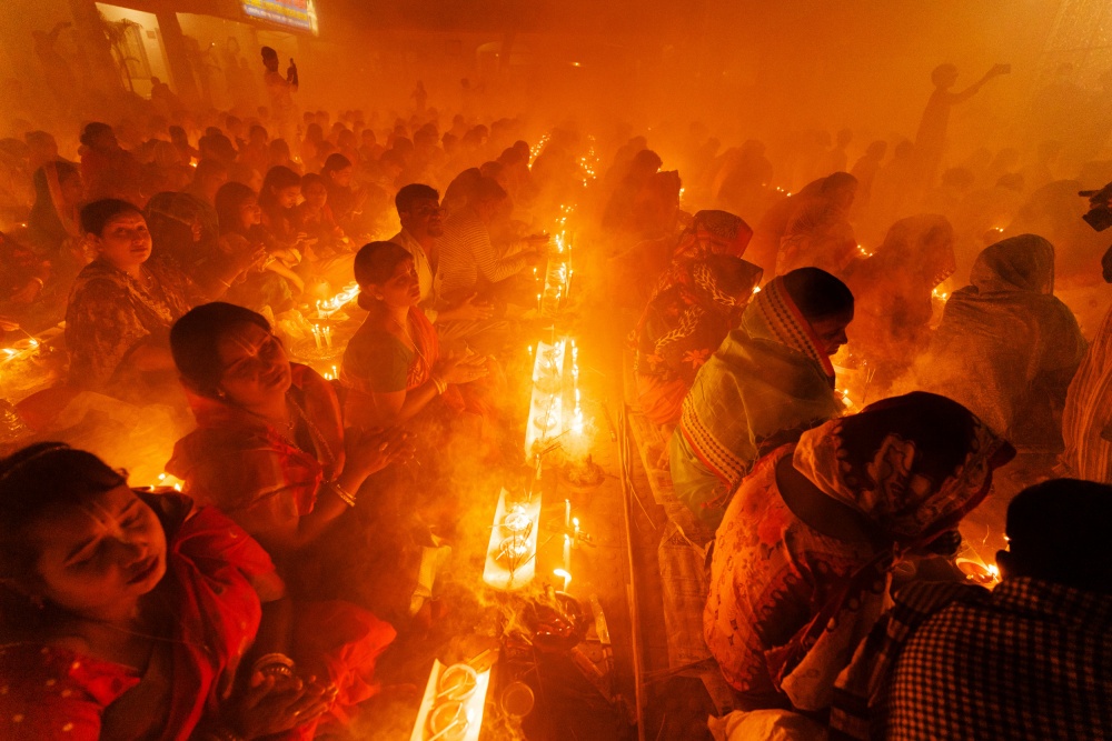 The people in the light. von Md. Arifuzzaman