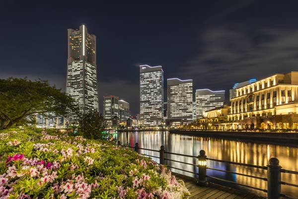 Idyllische Yokohama Skyline bei Nacht von Melanie Viola