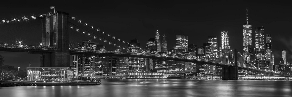 MANHATTAN SKYLINE & BROOKLYN BRIDGE Impressionen bei Nacht | Panorama Monochrom von Melanie Viola
