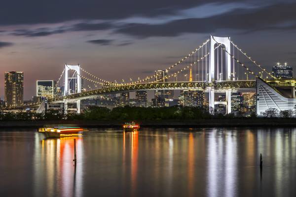 Prächtige Rainbow Bridge und Tokio Skyline bei Sonnenuntergang  von Melanie Viola