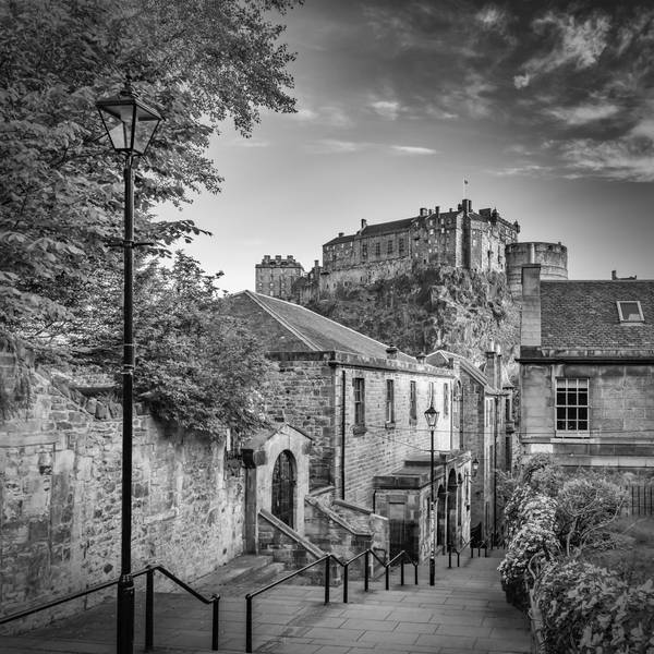 The Vennel in Edinburgh - Monochrom von Melanie Viola