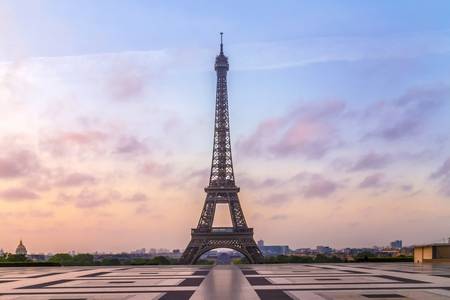Eiffelturm in Paris bei Sonnenaufgang
