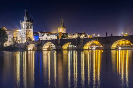 Nächtliche Impression der Karlsbrücke mit Altstädter Brückenturm 