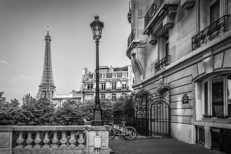 Straßenszene mit Pariser Charme | Eiffelturm Monochrom