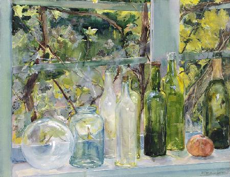 Fensterbank mit Flaschen, einer Glaskugel und einem Apfel