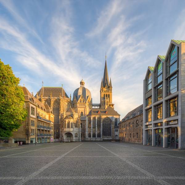 Aachener Dom und Katschhof von Michael Valjak