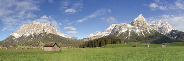 Alpenpanorama in Lermoos mit der Zugspitze und der Ehrwalder Sonnenspitze von Michael Valjak
