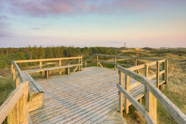 Aussichtsplattform auf Amrum mit Blick zum Leuchtturm von Michael Valjak