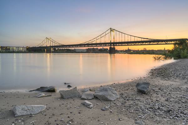 Beleuchtete Rheinbrücke Krefeld-Uerdingen am Abend von Michael Valjak