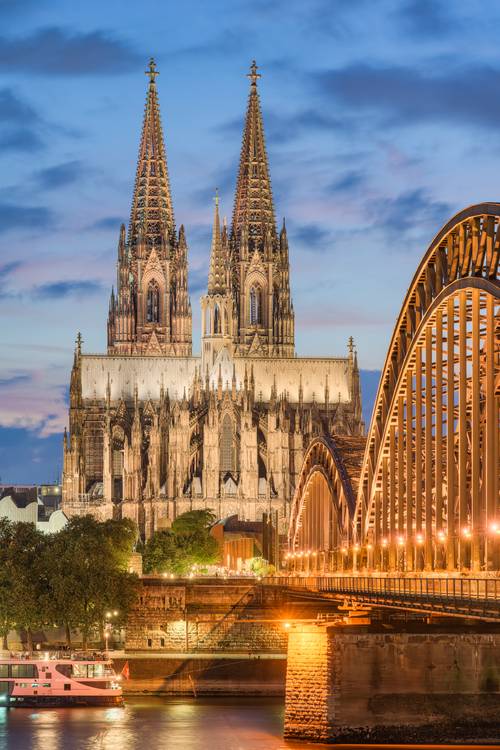 Beleuchteter Kölner Dom am Abend von Michael Valjak