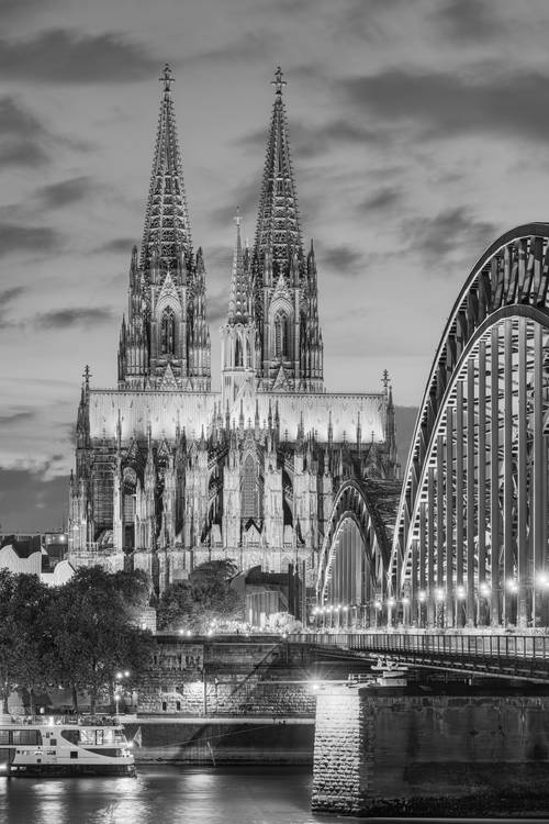 Beleuchteter Kölner Dom schwarz-weiß von Michael Valjak