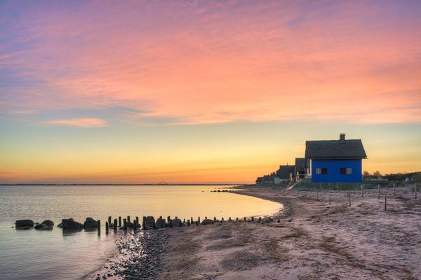 Blaues Haus an der Ostsee in Heiligenhafen bei Sonnenaufgang von Michael Valjak