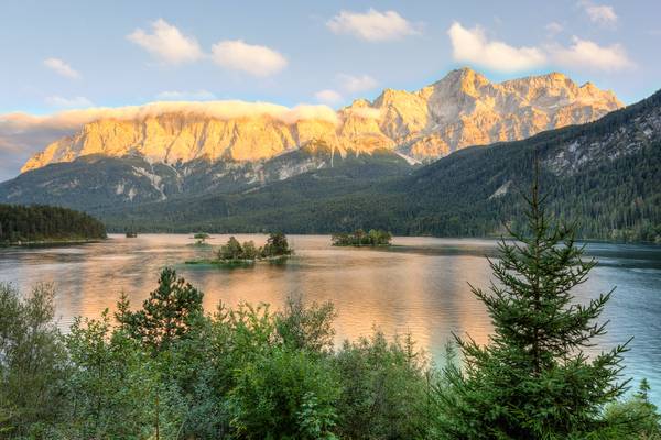 Blick über den Eibsee zur Zugspitze von Michael Valjak