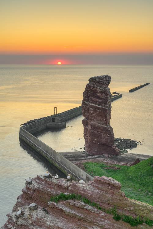 Blick zur Langen Anna auf Helgoland bei Sonnenuntergang von Michael Valjak