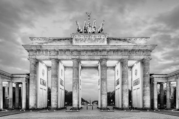 Brandenburger Tor schwarz-weiß von Michael Valjak