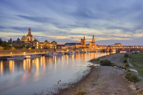 Die Skyline von Dresden am Abend von Michael Valjak