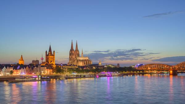 Die Skyline von Köln am Abend von Michael Valjak