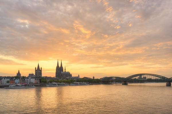 Die Skyline von Köln mit Kölner Dom und Hohenzollernbrücke von Michael Valjak
