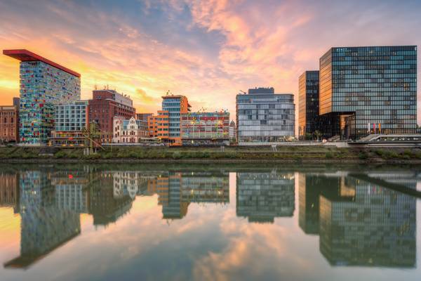 Düsseldorf Spiegelung im Medienhafen bei Sonnenuntergang von Michael Valjak
