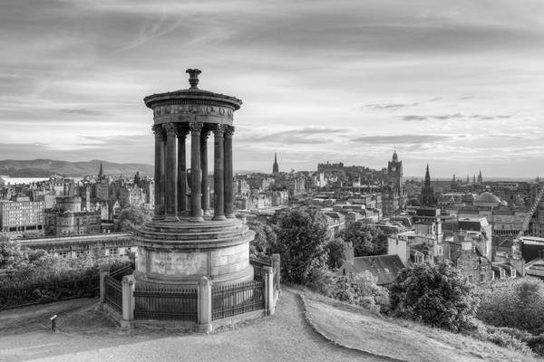 Edinburgh Calton Hill schwarz-weiß von Michael Valjak