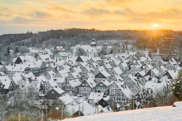 Freudenberg im Siegerland im Winter bei Sonnenuntergang von Michael Valjak