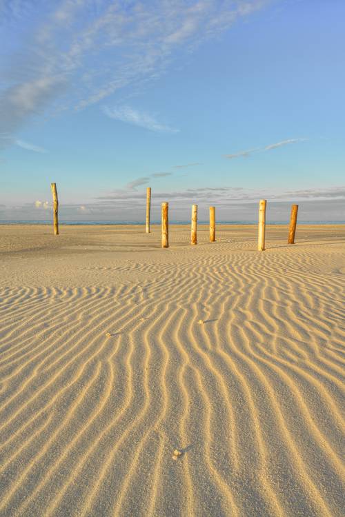 Holzpfähle auf dem Kniepsand auf Amrum von Michael Valjak