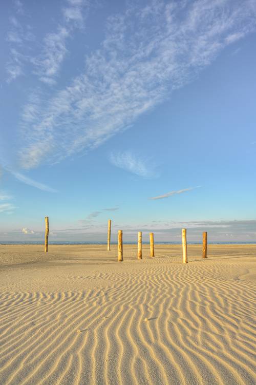 Holzpfähle auf dem Kniepsand auf Amrum von Michael Valjak