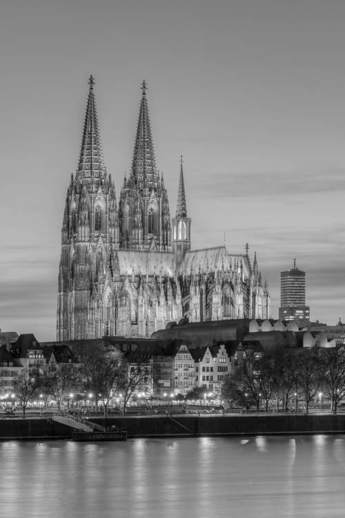 Kölner Dom am Abend schwarz-weiß von Michael Valjak