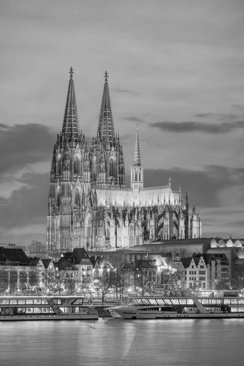 Kölner Dom am Abend schwarz-weiß von Michael Valjak