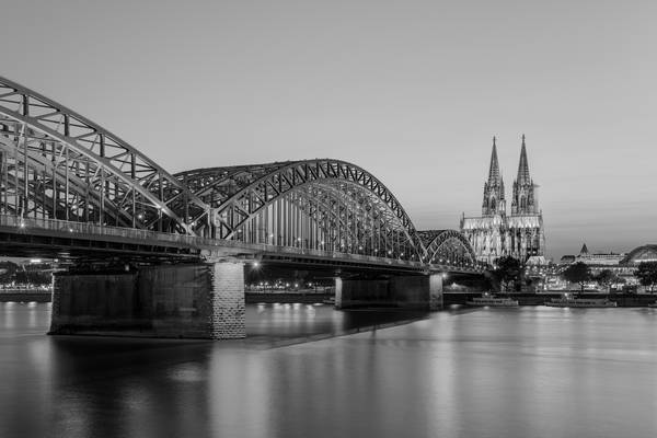 Kölner Dom und Hohenzollernbrücke schwarz-weiß von Michael Valjak