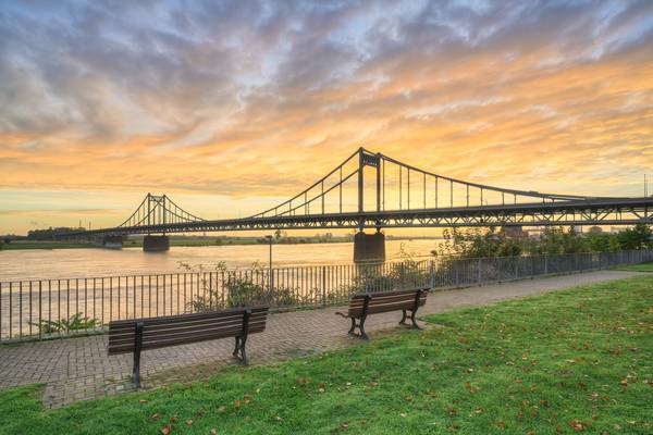Krefeld-Uerdinger Brücke bei Sonnenaufgang von Michael Valjak