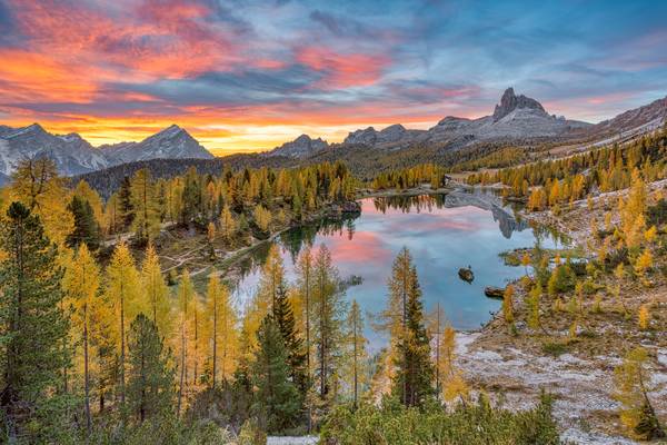 Lago Federa in den Dolomiten im Herbst von Michael Valjak