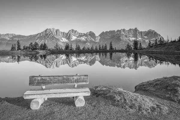 Lieblingsplatzl am Astbergsee: Ein Schwarz-Weiß-Moment mit Blick auf den Wilden Kaiser von Michael Valjak