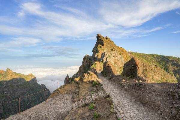 Madeira Blick zur Himmelstreppe und dem Pico do Arieiro im Hintergrund von Michael Valjak