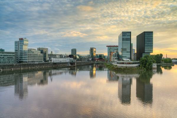Medienhafen Düsseldorf - Spiegelung der Gebäude im Hafenbecken von Michael Valjak