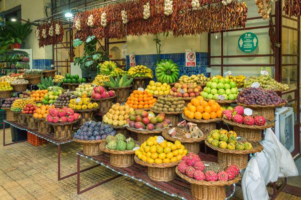 Obststand in der Markthalle von Funchal auf Madeira von Michael Valjak