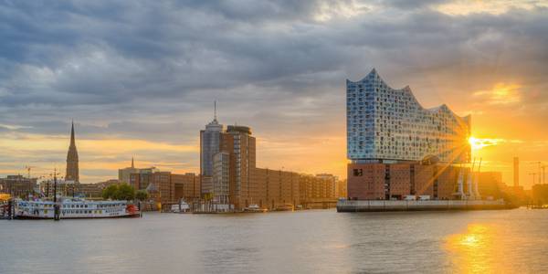 Panorama Elbphilharmonie in Hamburg von Michael Valjak