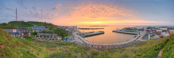Panorama vom Hafen auf Helgoland bei Sonnenaufgang von Michael Valjak