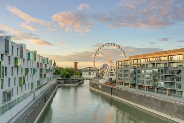 Riesenrad in Köln am Schokoladenmuseum im Rheinauhafen von Michael Valjak