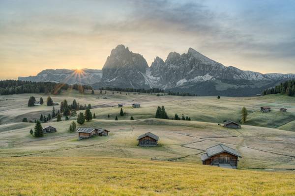 Sonnenaufgang auf der Seiser Alm im Herbst von Michael Valjak
