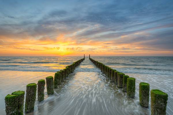 Sonnenuntergang am Strand in Domburg in den Niederlanden von Michael Valjak