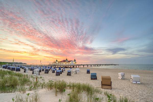 Sonnenuntergang bei der Seebrücke Ahlbeck auf Usedom von Michael Valjak