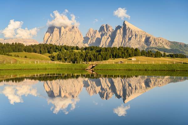 Spiegelung auf der Seiser Alm in Südtirol von Michael Valjak