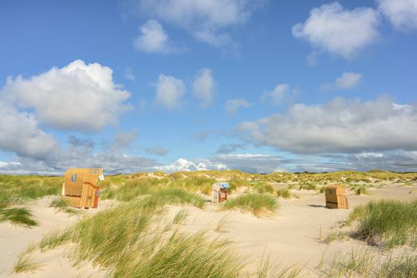 Strandkörbe in den Dünen auf Amrum in der Nordsee von Michael Valjak